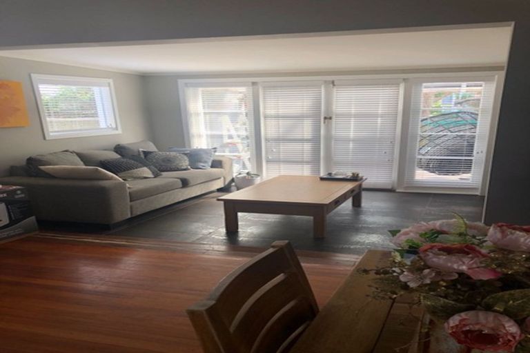 Photo of property in 1/130 Onewa Road, Northcote, Auckland, 0627