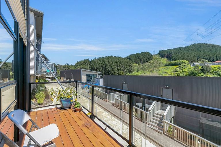 Photo of property in 7 Ara Patukawenga, Tawa, Wellington, 5028