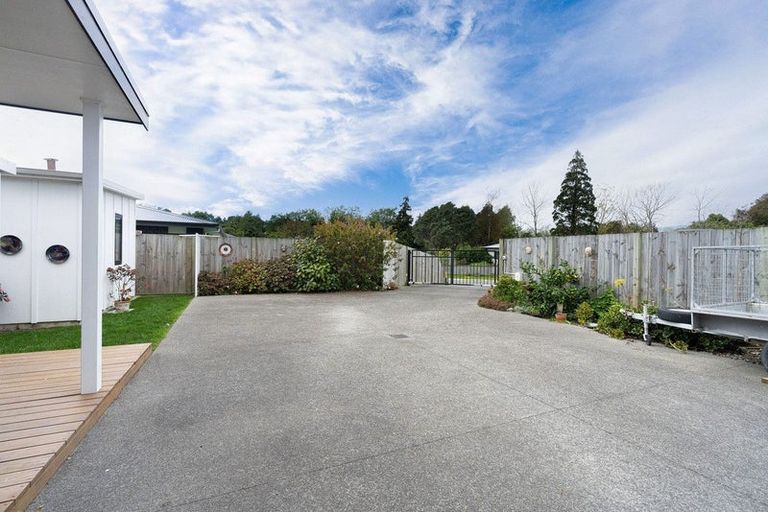 Photo of property in 6 Kingi Te Ahoaho Place, Otaki, 5512