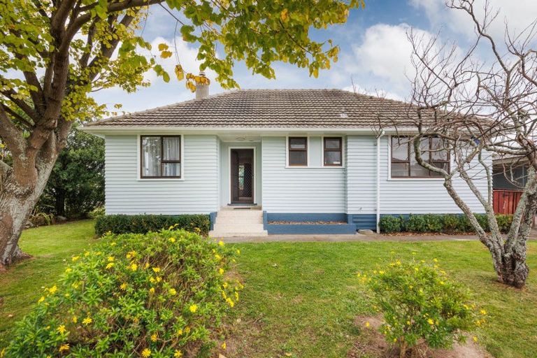 Photo of property in 11 Montrose Place, Takaro, Palmerston North, 4412