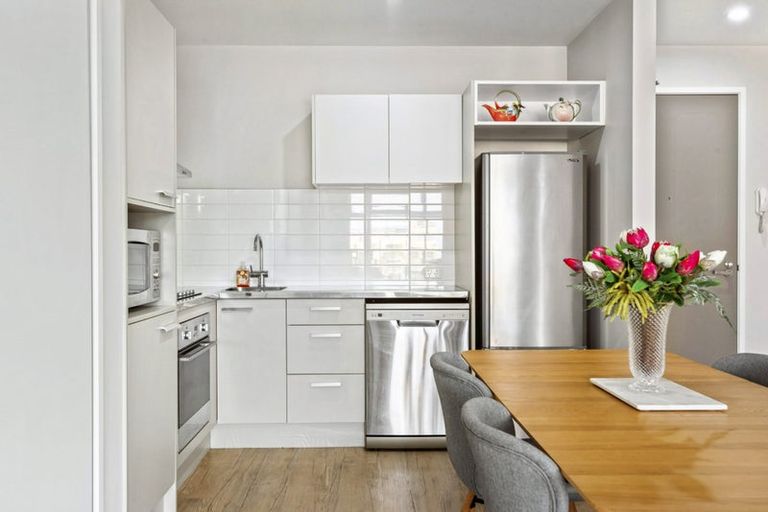 Photo of property in Norfolk Apartments, 305/19 Bute Road, Browns Bay, Auckland, 0630