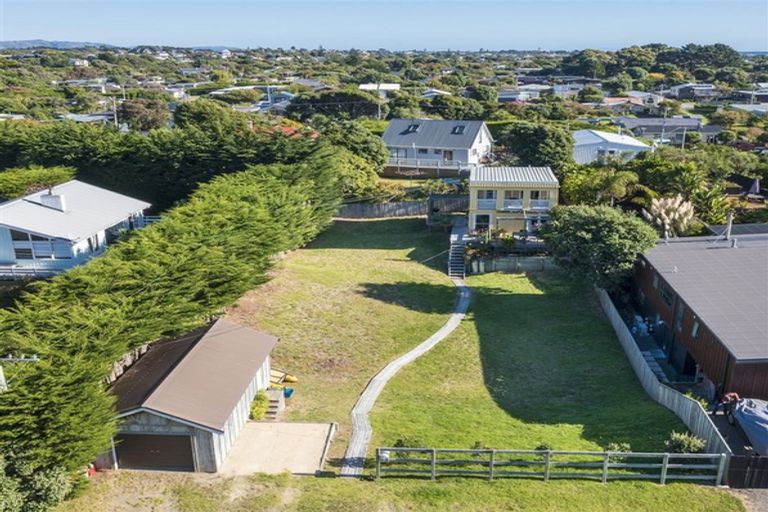 Photo of property in 28 Hona Street, Waikanae Beach, Waikanae, 5036