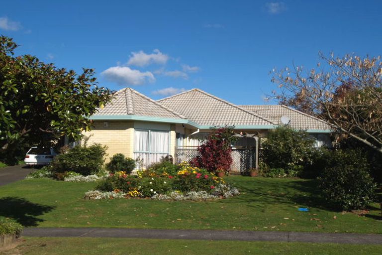 Photo of property in 8 Frank Nobilo Drive, Golflands, Auckland, 2013