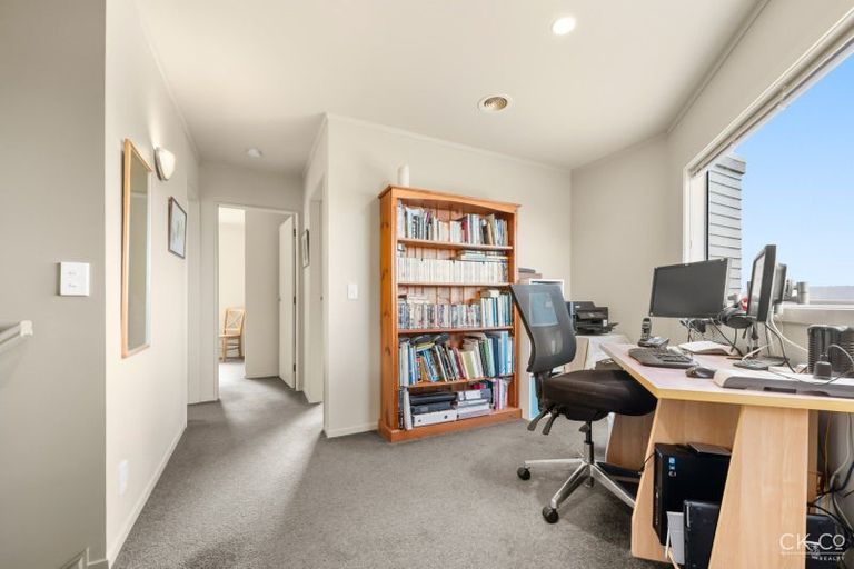 Photo of property in 18 Arahiwi Grove, Tirohanga, Lower Hutt, 5010