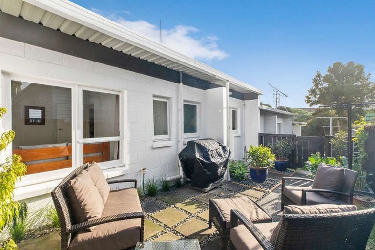 Photo of property in 2/86 Divich Avenue, Te Atatu South, Auckland, 0610