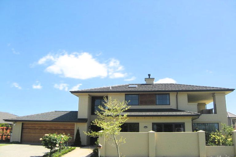 Photo of property in 40 Willowview Drive, Redwood, Christchurch, 8051