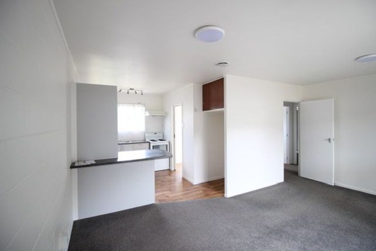Photo of property in 2/587 Glenfield Road, Totara Vale, Auckland, 0629