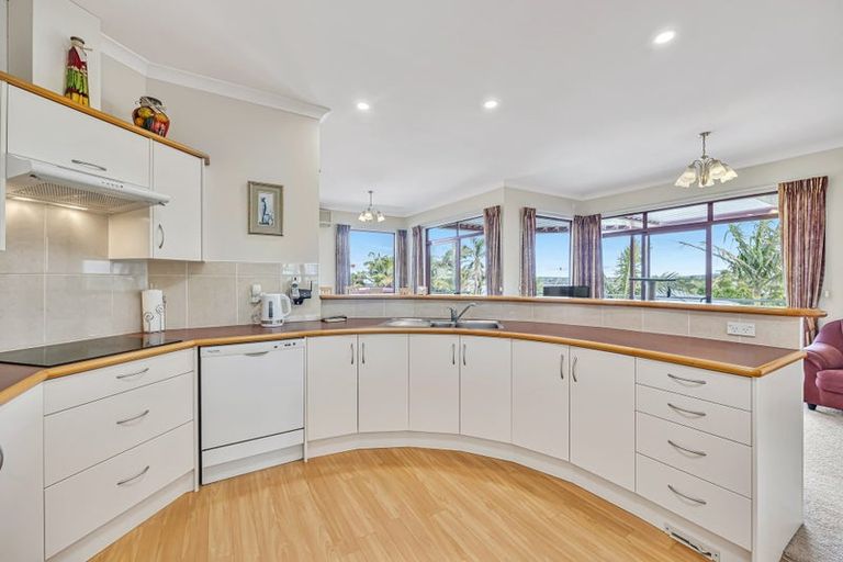 Photo of property in 5 Courtneys, West Harbour, Auckland, 0618