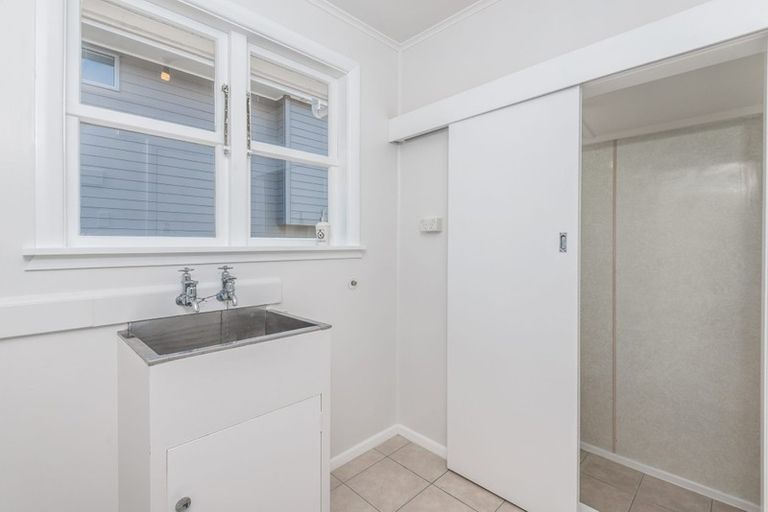 Photo of property in 27 Collins Avenue, Tawa, Wellington, 5028