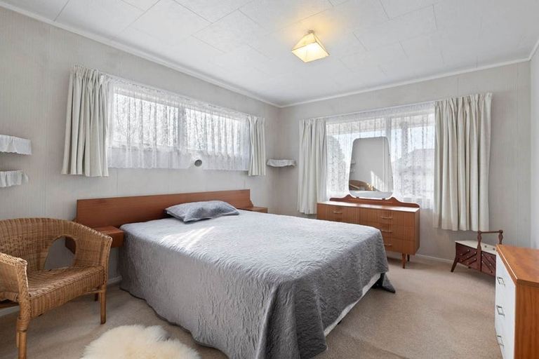 Photo of property in 24 Santiago Crescent, Unsworth Heights, Auckland, 0632