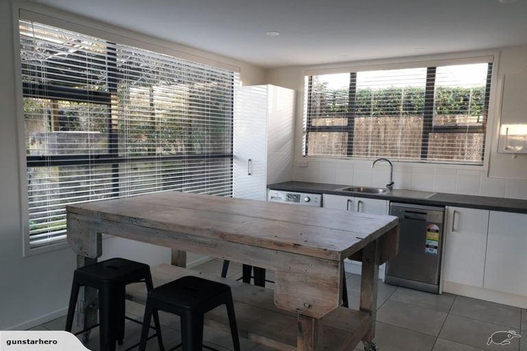 Photo of property in 9 Neil Avenue, Te Atatu Peninsula, Auckland, 0610