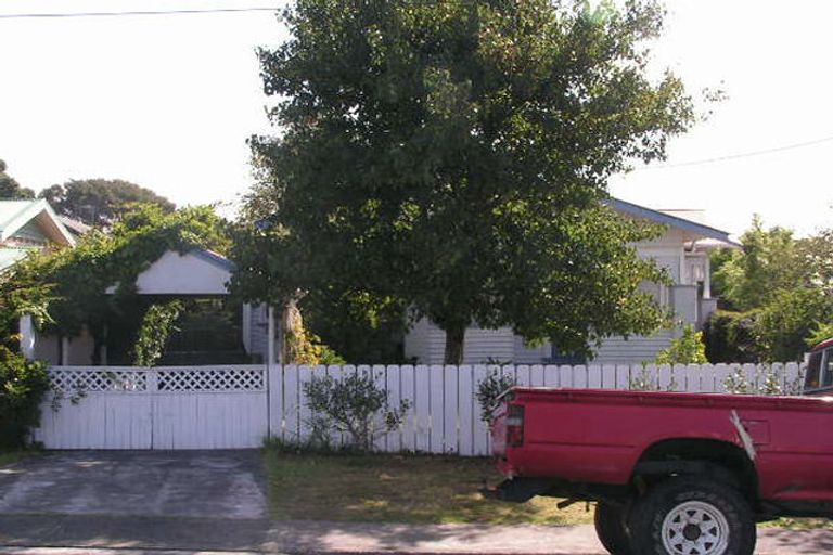 Photo of property in 1/30 Gladstone Road, Northcote, Auckland, 0627