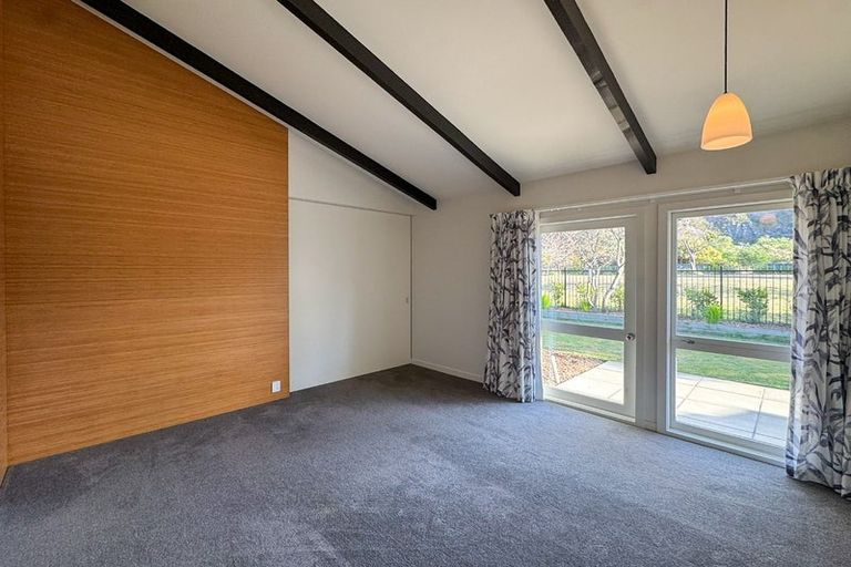 Photo of property in 26 Raekura Place, Redcliffs, Christchurch, 8081