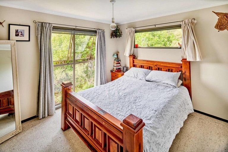 Photo of property in 9 Kenef Road, Paremata, Porirua, 5024