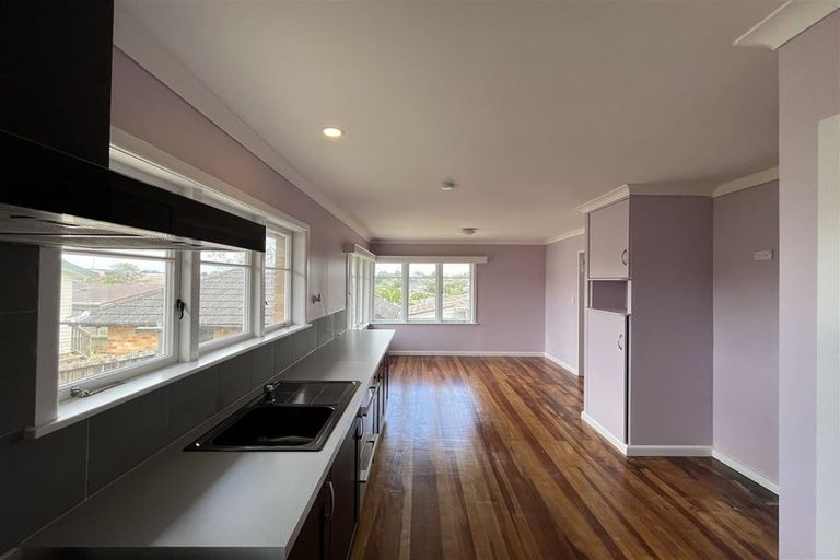 Photo of property in 2/2a Matipo Road, Te Atatu Peninsula, Auckland, 0610