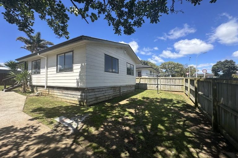 Photo of property in 1 Etherton Drive, Weymouth, Auckland, 2103