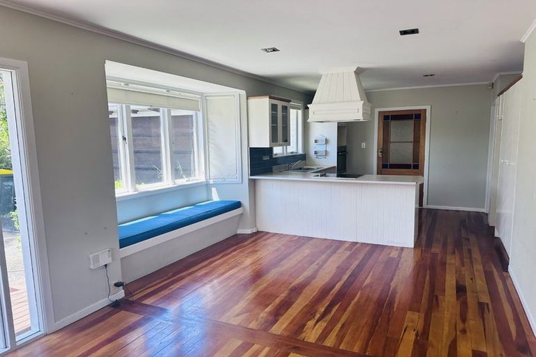 Photo of property in 105 Selwyn Crescent, Forrest Hill, Auckland, 0620