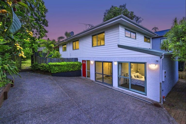 Photo of property in 2/8 Tallington Crescent, Torbay, Auckland, 0630