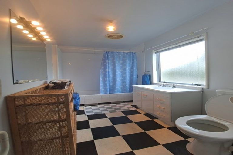 Photo of property in 21 Arden Place, Oakura, 4314