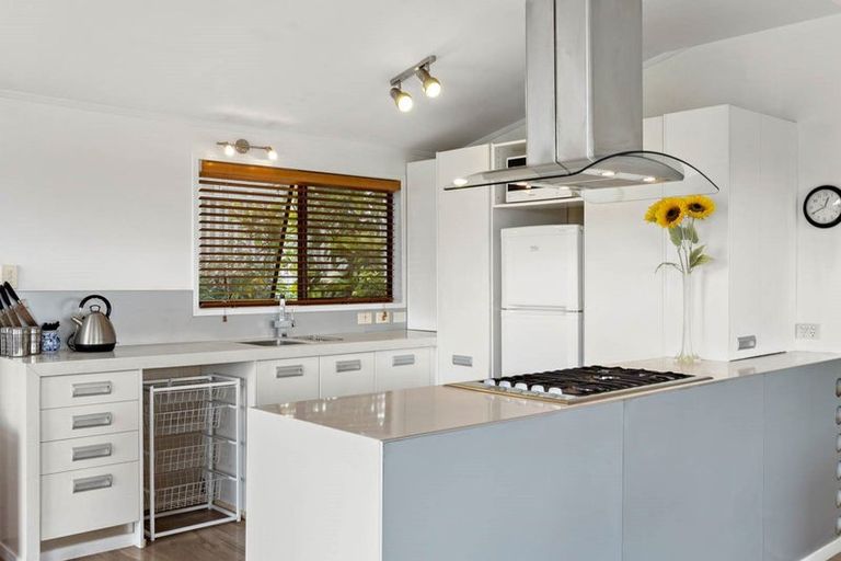 Photo of property in 1299 Whangaparaoa Road, Army Bay, Whangaparaoa, 0930