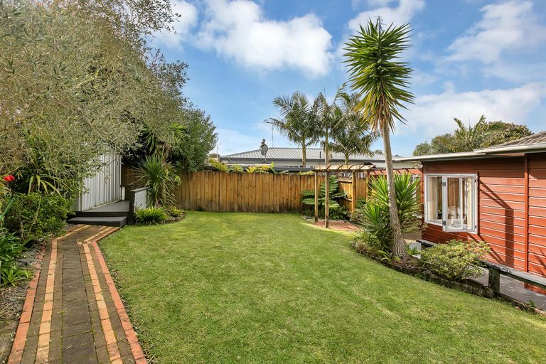 Photo of property in 49 Harmel Road, Glendene, Auckland, 0602