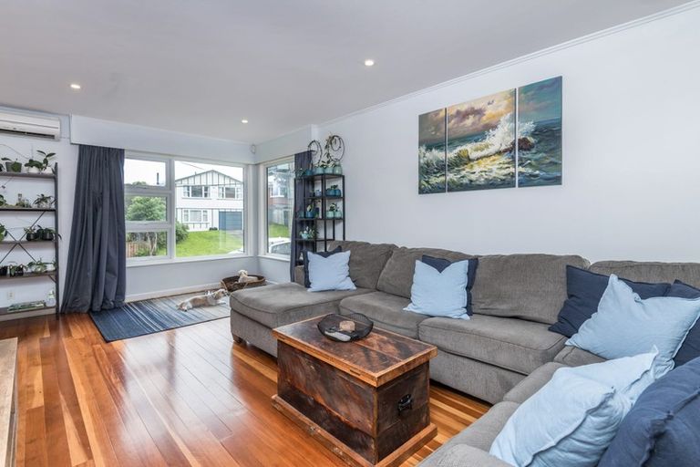 Photo of property in 13 Turville Crescent, Newlands, Wellington, 6037