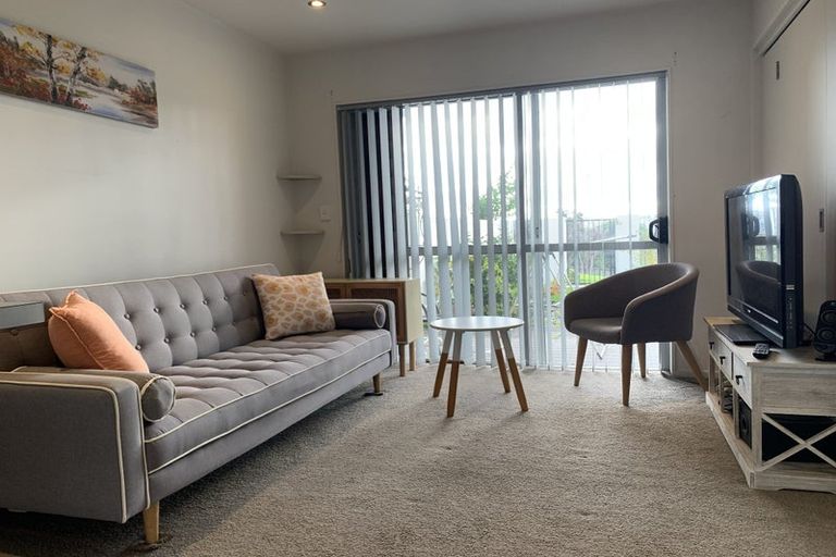 Photo of property in 3c/60 Masons Road, Oteha, Auckland, 0632