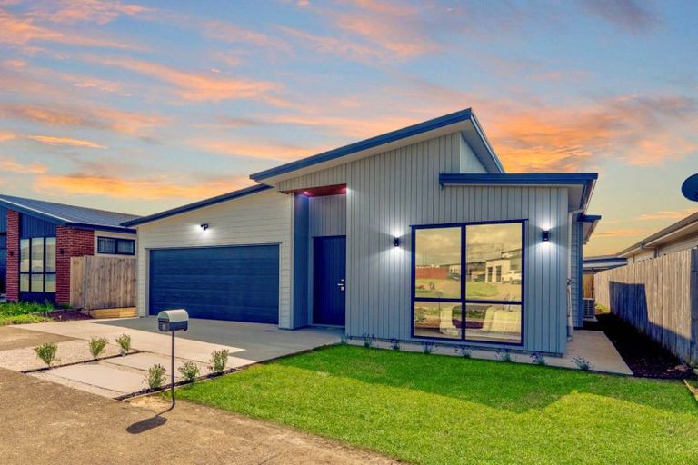 Photo of property in 8 Poutawa Lane, Clarks Beach, 2122