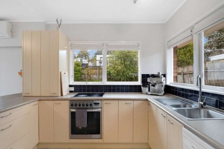 Photo of property in 2/8 Wykeham Place, Glenfield, Auckland, 0629
