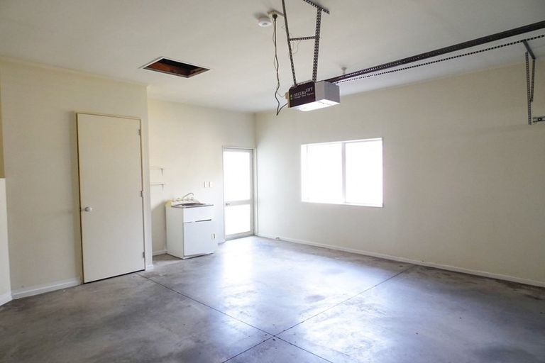 Photo of property in 72 Kingdale Road, Henderson, Auckland, 0610