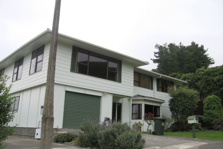Photo of property in 19 Brasenose Place, Tawa, Wellington, 5028