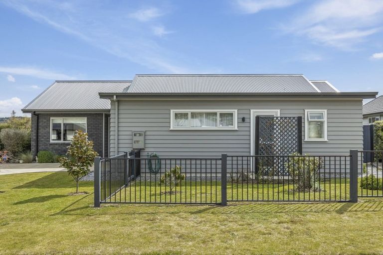 Photo of property in 4 Rogers Place, Kinloch, Taupo, 3377
