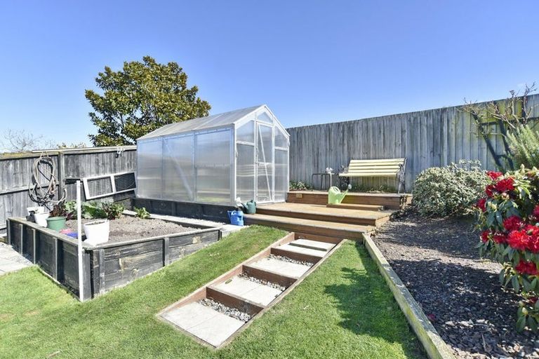 Photo of property in 15 Willowview Drive, Redwood, Christchurch, 8051