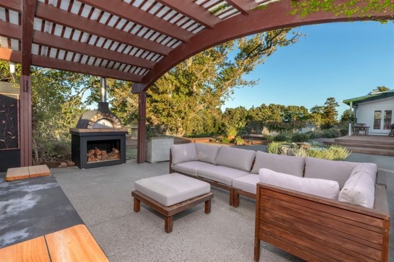 Photo of property in 102 Matua Road, Huapai, Kumeu, 0810