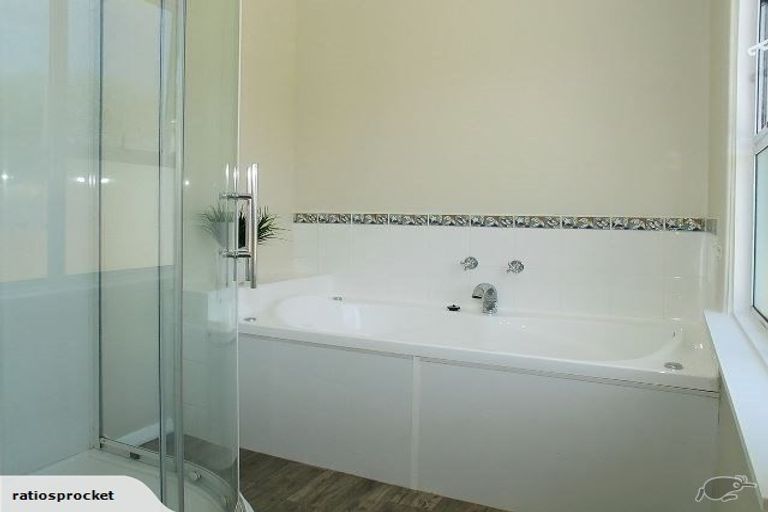 Photo of property in 4 South Street, Tawa, Wellington, 5028