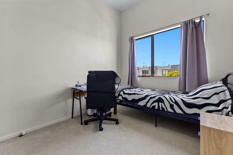 Photo of property in 4/3 Hulme Place, Henderson, Auckland, 0612