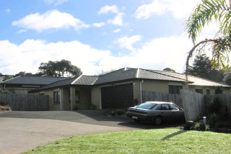 Photo of property in 15 Piper Place, Goodwood Heights, Auckland, 2105