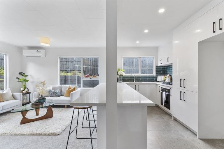 Photo of property in 2/3 Lambrown Drive, Totara Vale, Auckland, 0629