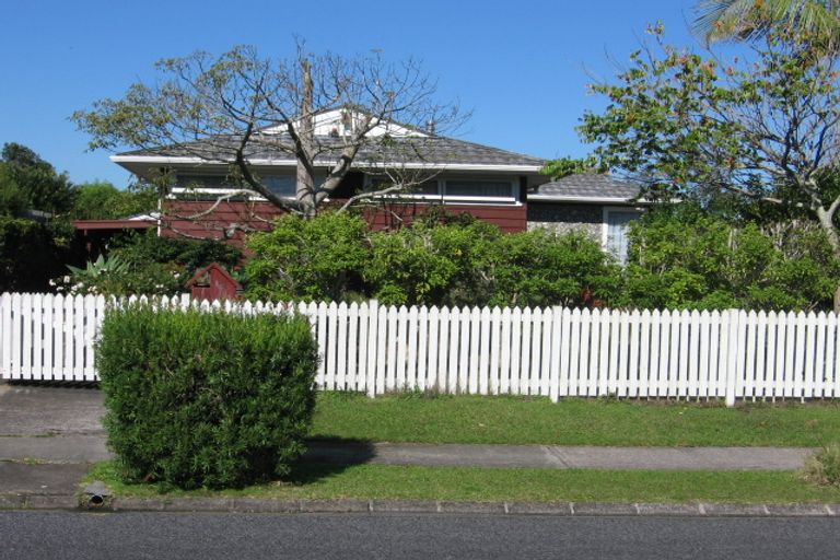 Photo of property in 125 Edgewater Drive, Pakuranga, Auckland, 2010