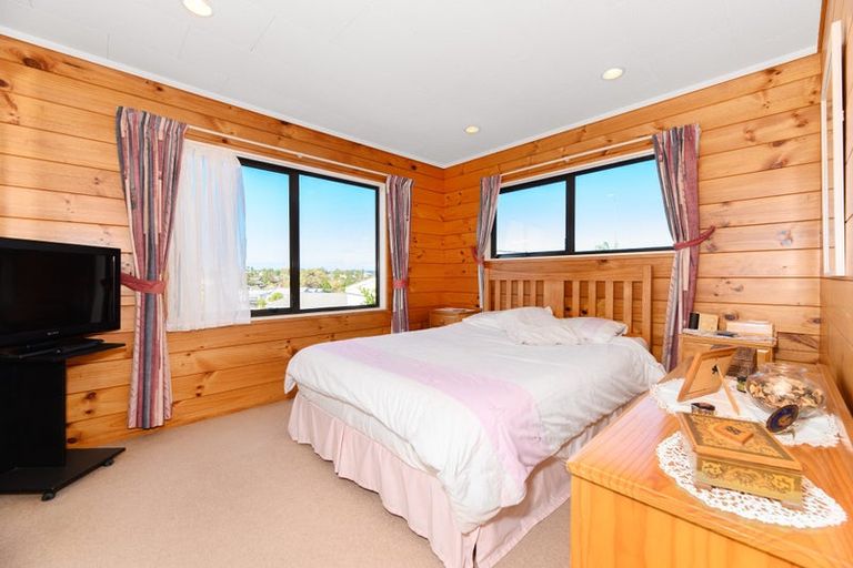 Photo of property in 2/10 Sirius Place, Botany Downs, Auckland, 2010