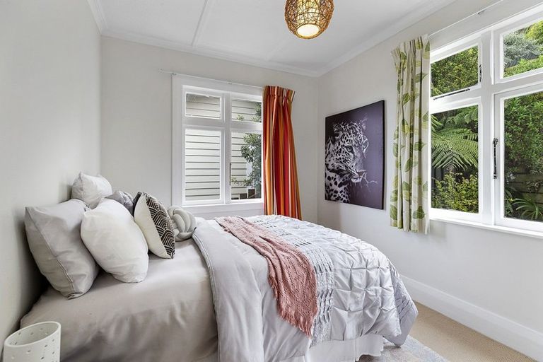 Photo of property in 17 Houghton Bay Road, Houghton Bay, Wellington, 6023