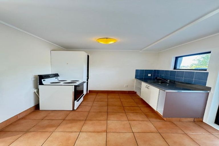 Photo of property in 6 Shearwater Rise, Rothesay Bay, Auckland, 0630