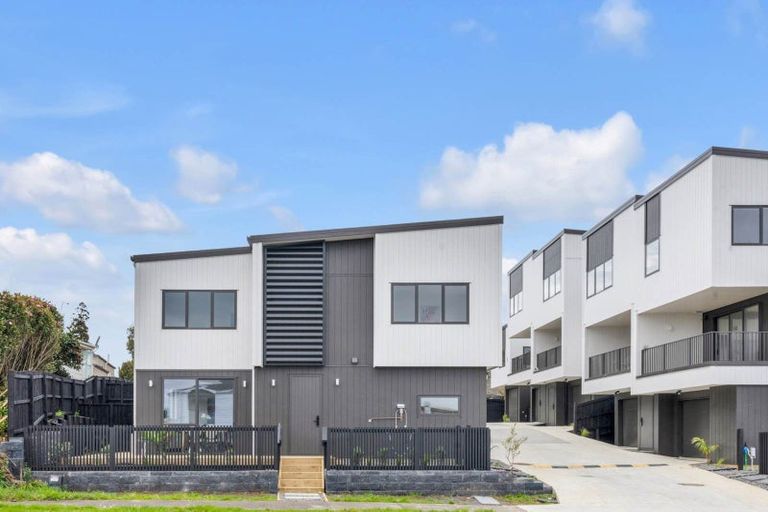 Photo of property in 2/24 Great South Road, Manurewa, Auckland, 2102