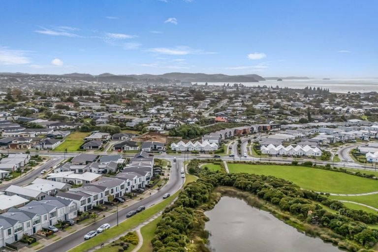 Photo of property in 18 Owen Chapman Drive, Red Beach, 0932