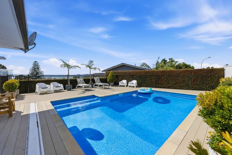 Photo of property in 2 Callender Place, Shelly Park, Auckland, 2014