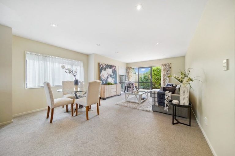 Photo of property in 26 Royalle Mews, Botany Downs, Auckland, 2010