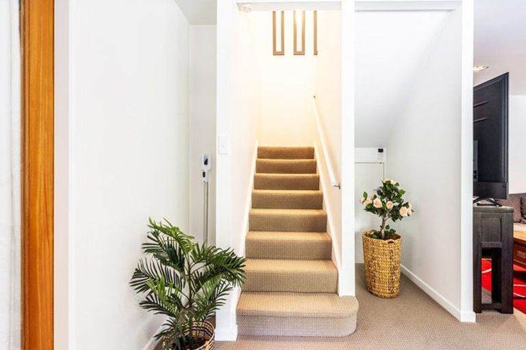 Photo of property in 2/17 Blackbridge Road, Wadestown, Wellington, 6012