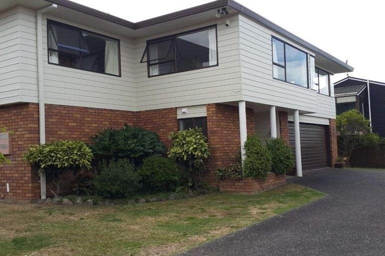 Photo of property in 2/22 Tobruk Crescent, Milford, Auckland, 0620