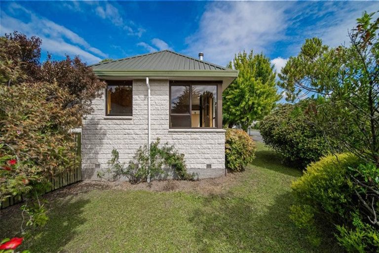 Photo of property in 2 Inglewood Place, Avonhead, Christchurch, 8042