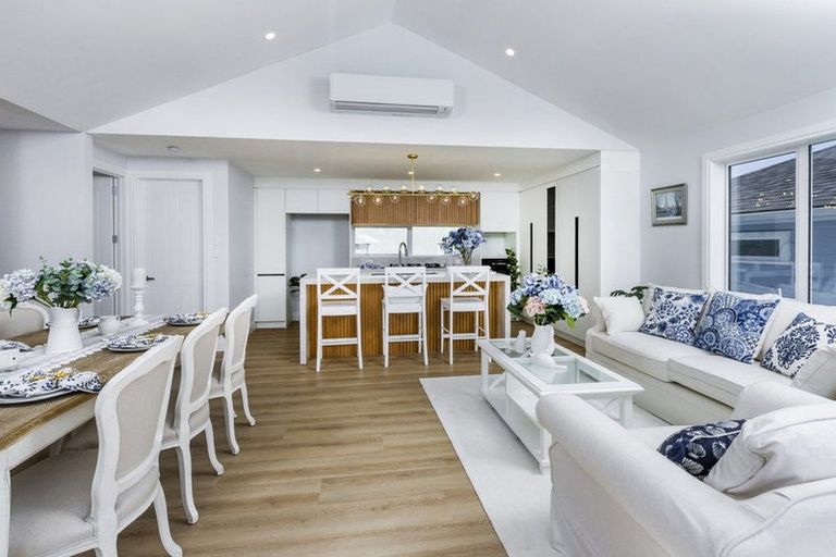 Photo of property in 7b Garadice Road, Rothesay Bay, Auckland, 0630